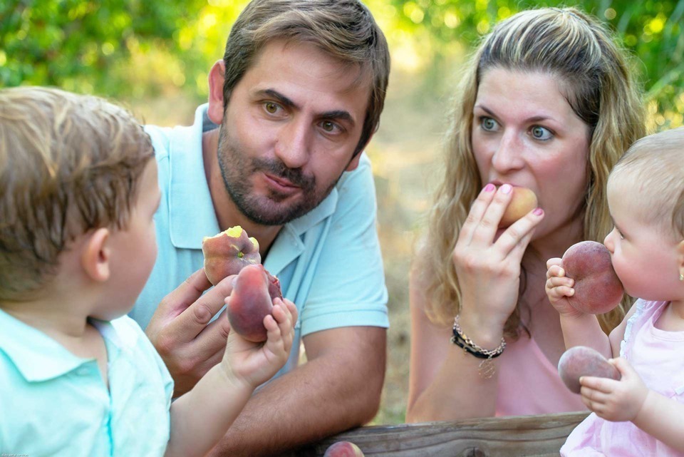 La familia de Grup Garreta comiendo fruta ecológica
